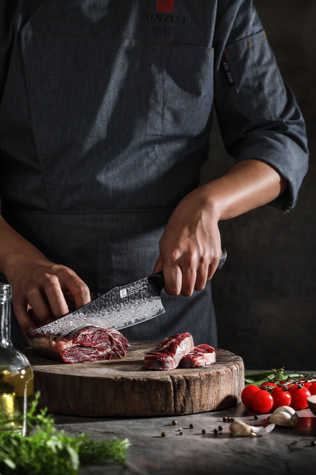 Cocinero cortando carne con cuchillo Xinzuo
