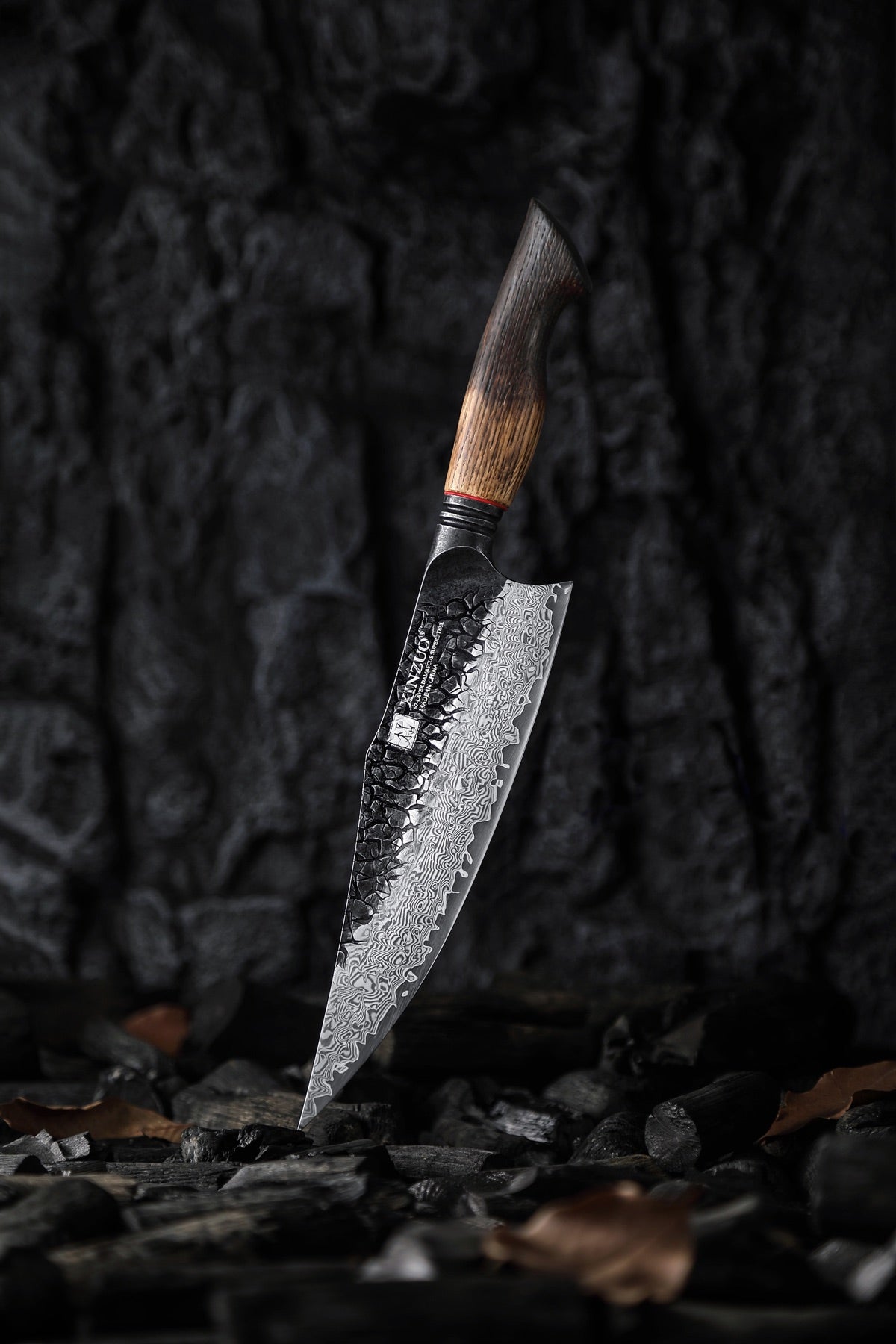 Cuchillo Xinzuo sobre carbón
